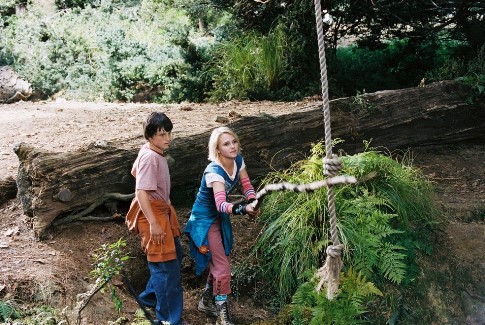 Still of Josh Hutcherson and AnnaSophia Robb in Bridge to Terabithia (2007)