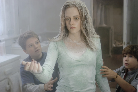 Still of Kristen Stewart, Josh Hutcherson and Jonah Bobo in Zathura: A Space Adventure (2005)