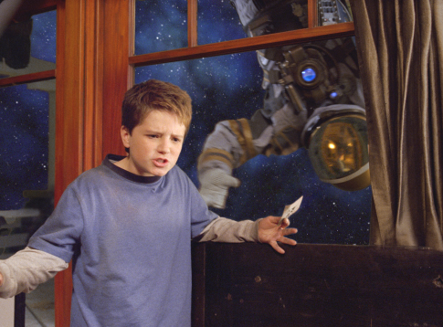 Still of Dax Shepard and Josh Hutcherson in Zathura: A Space Adventure (2005)