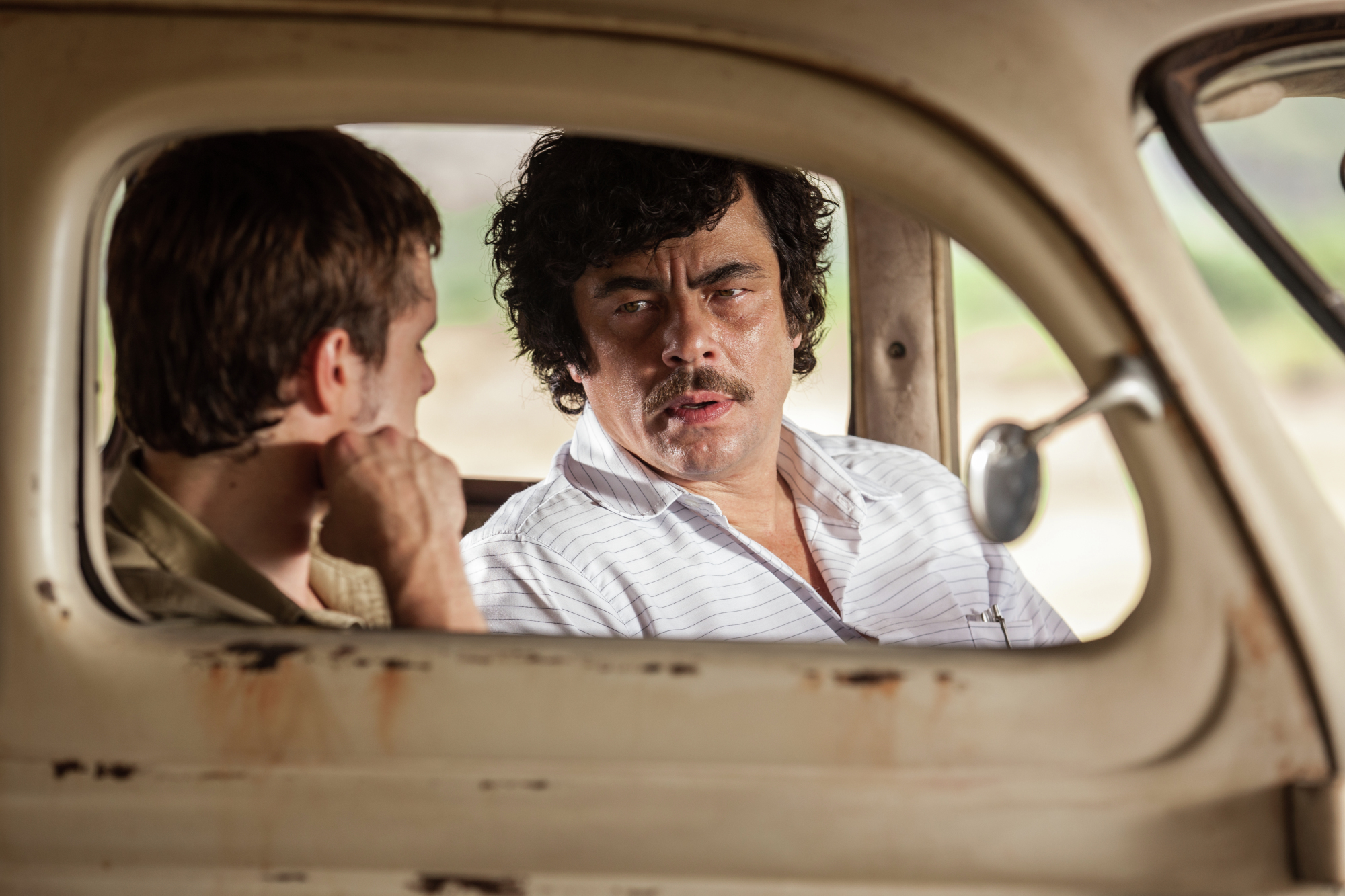Still of Benicio Del Toro and Josh Hutcherson in Eskobaras: kruvinas rojus (2014)