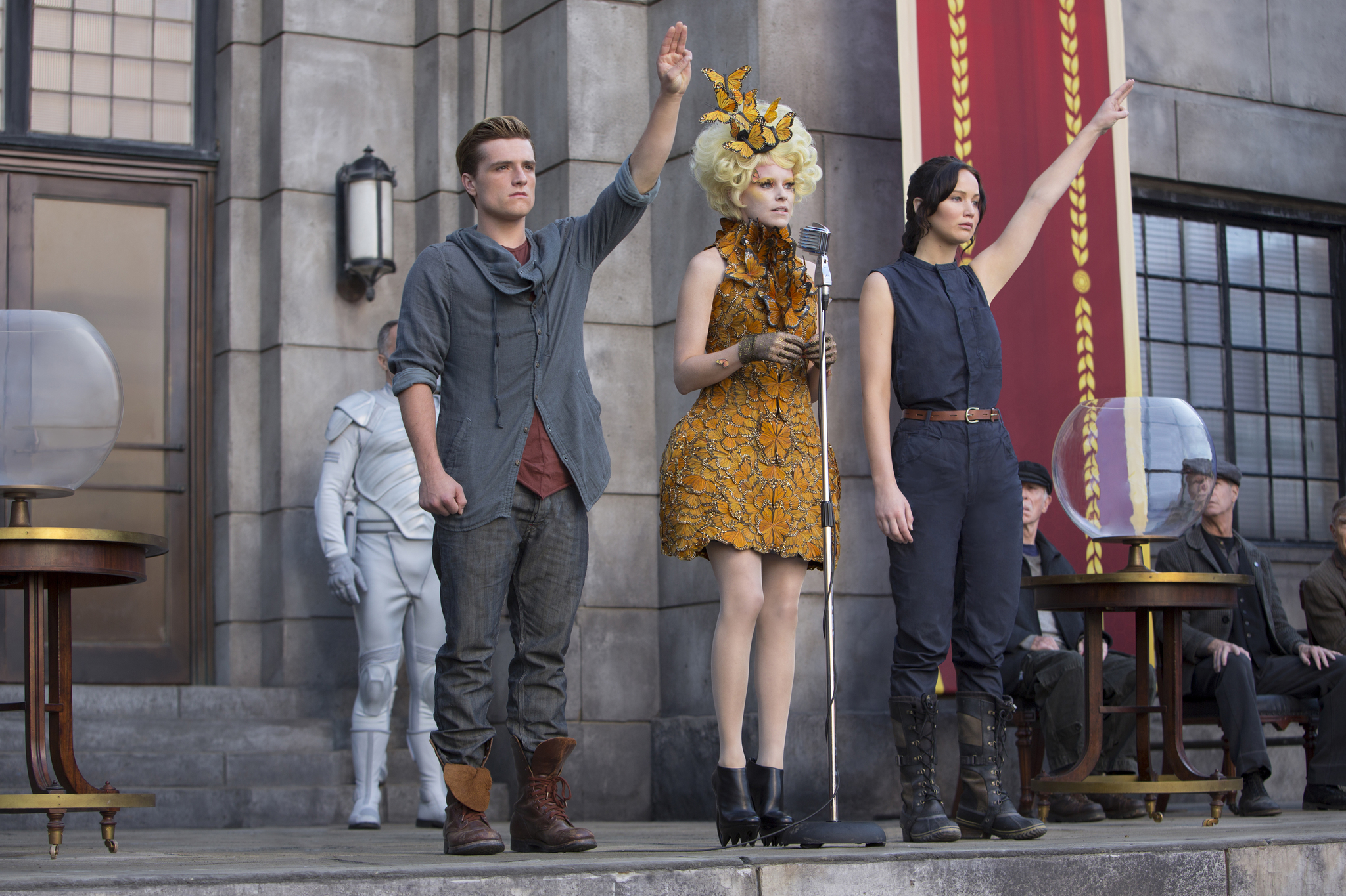 Still of Elizabeth Banks, Josh Hutcherson and Jennifer Lawrence in Bado zaidynes. Ugnies medziokle (2013)