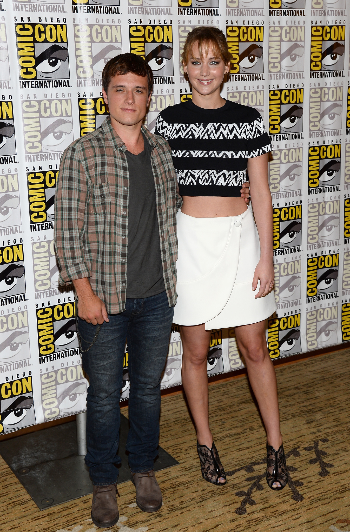 Josh Hutcherson and Jennifer Lawrence at event of Bado zaidynes. Ugnies medziokle (2013)