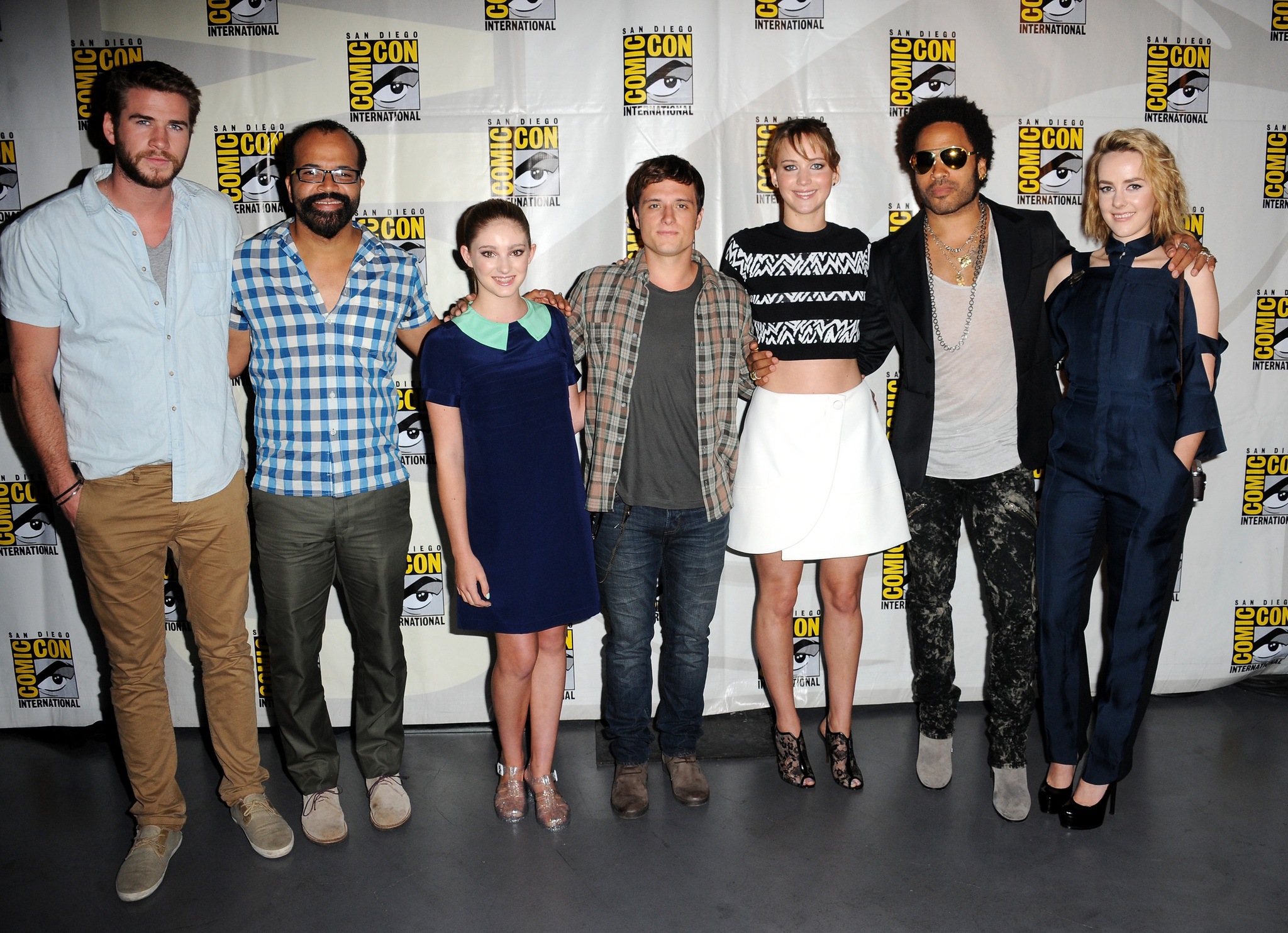 Lenny Kravitz, Jeffrey Wright, Josh Hutcherson, Jennifer Lawrence, Liam Hemsworth and Willow Shields at event of Bado zaidynes. Ugnies medziokle (2013)