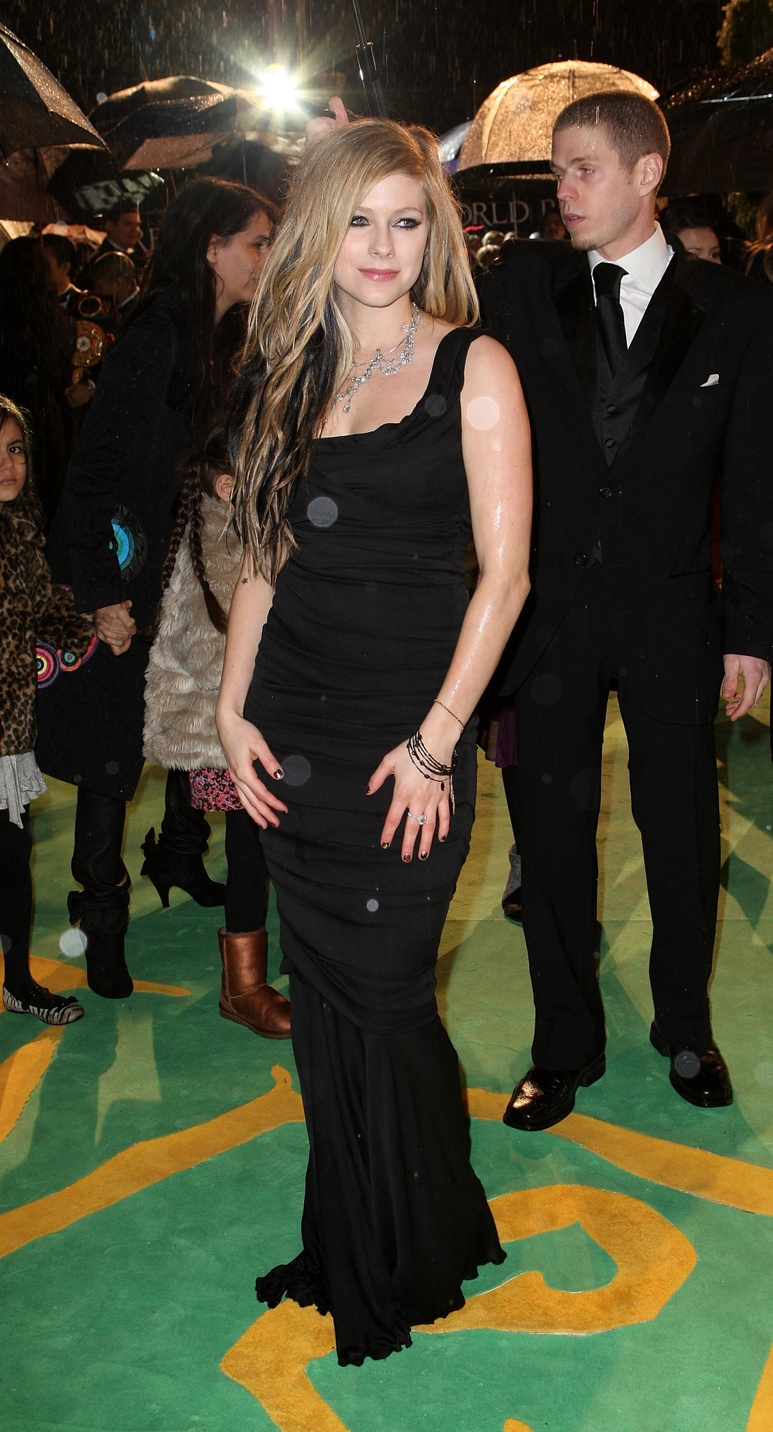Avril Lavigne at event of Alisa stebuklu salyje (2010)