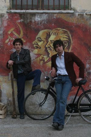 Still of Elio Germano and Riccardo Scamarcio in Mio fratello è figlio unico (2007)