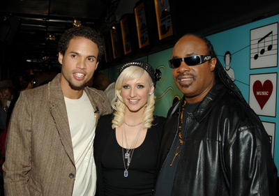 Stevie Wonder, Quddus and Ashlee Simpson at event of Total Request Live (1999)