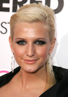 Ashlee Simpson at event of Undiscovered (2005)