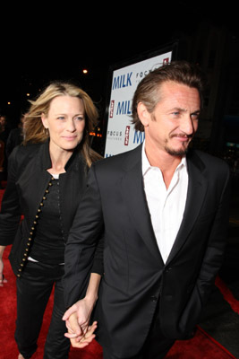 Sean Penn and Robin Wright at event of Milk (2008)
