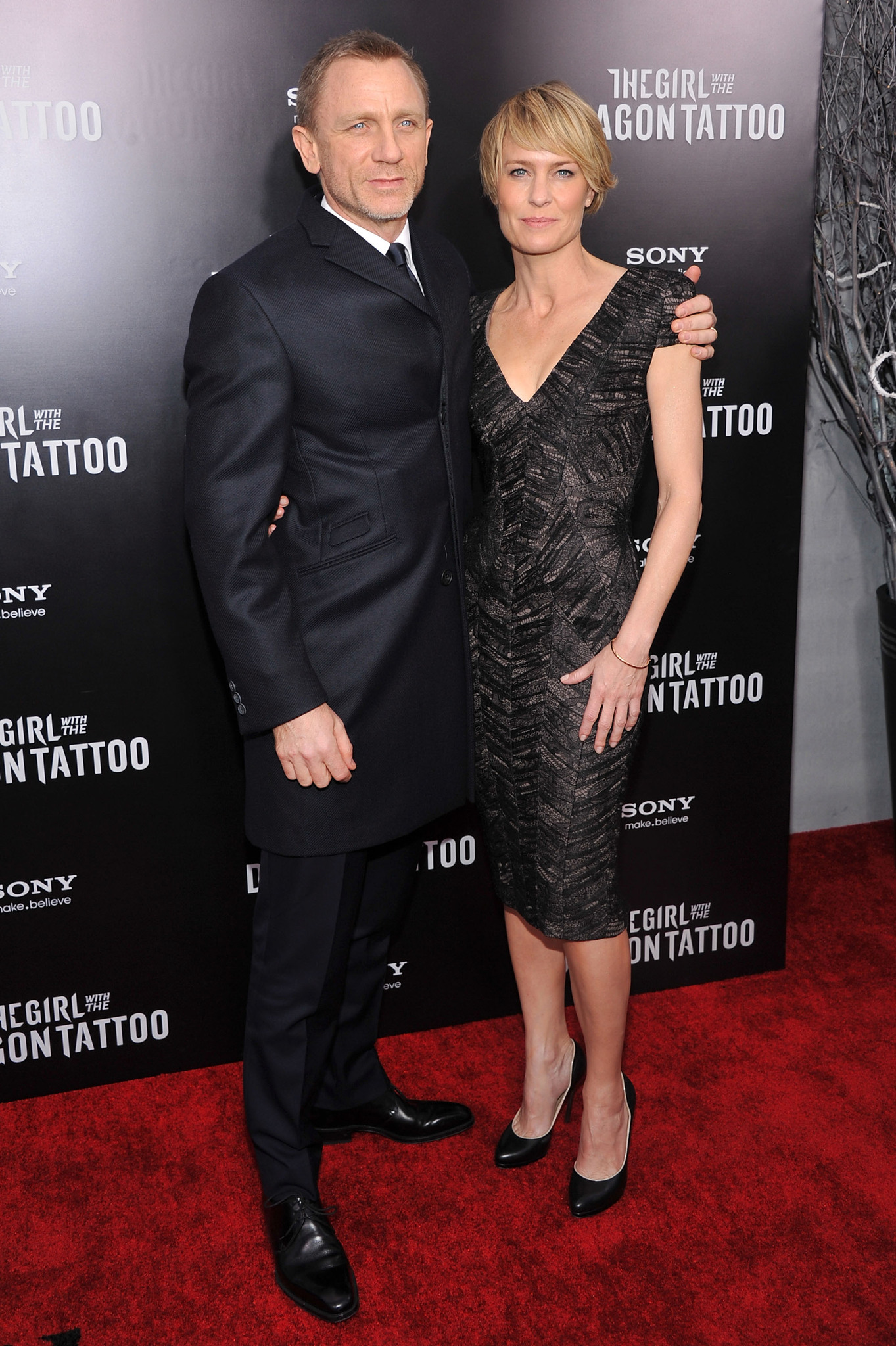 Robin Wright and Daniel Craig at event of Mergina su drakono tatuiruote (2011)