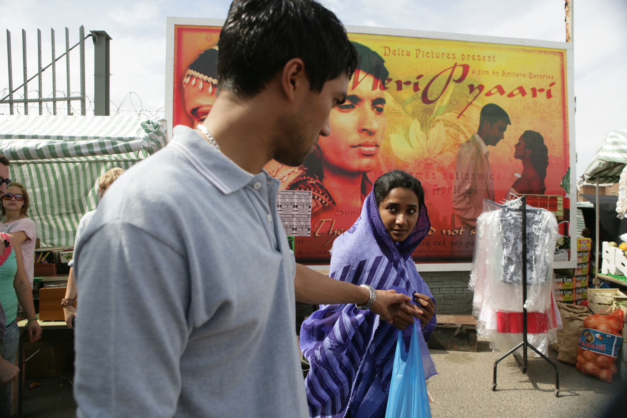 Still of Christopher Simpson and Tannishtha Chatterjee in Brick Lane (2007)