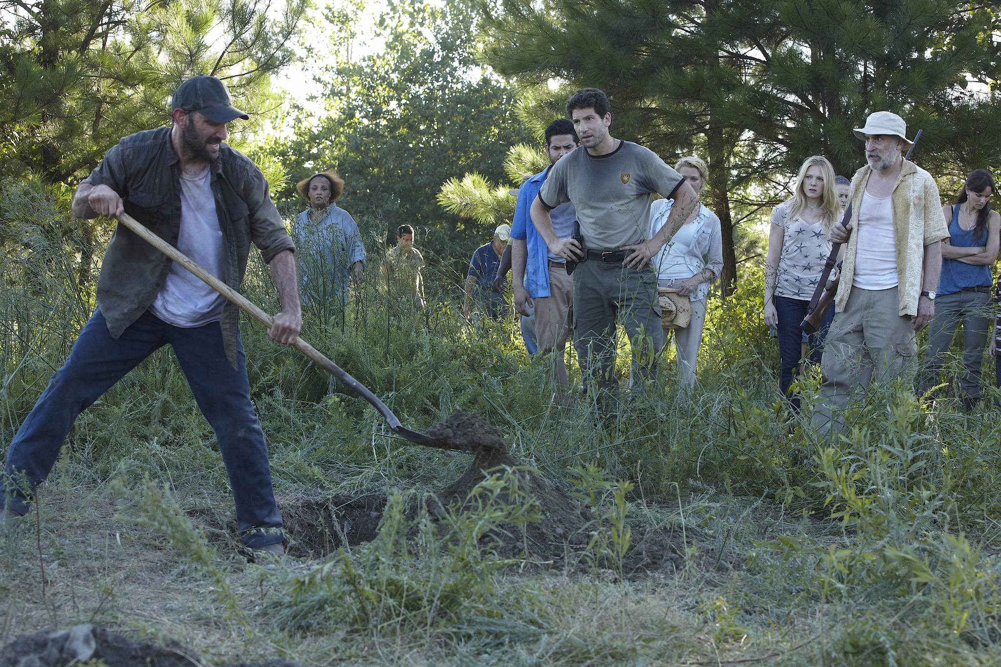 Still of Emma Bell, Jeffrey DeMunn, Laurie Holden, Andrew Rothenberg, Sarah Wayne Callies, Jon Bernthal and Juan Gabriel Pareja in Vaiksciojantys negyveliai (2010)