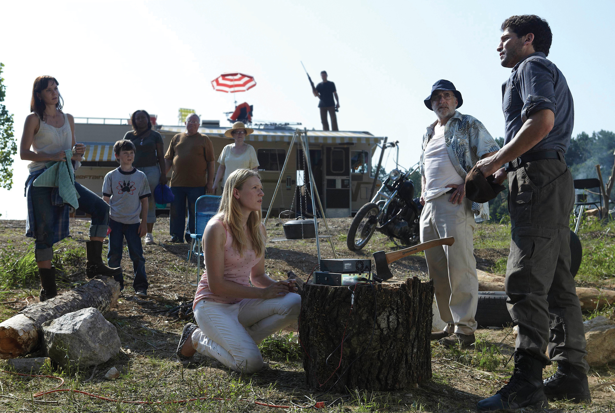 Still of Emma Bell, Jeffrey DeMunn, Sarah Wayne Callies, Jon Bernthal and Chandler Riggs in Vaiksciojantys negyveliai (2010)