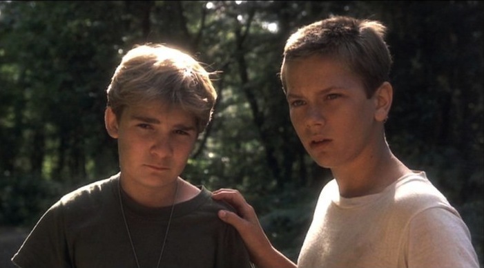 Still of River Phoenix and Corey Feldman in Likime kartu (1986)