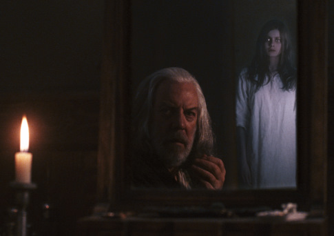 Still of Donald Sutherland and Rachel Hurd-Wood in Raudonosios upes vaiduoklis (2005)