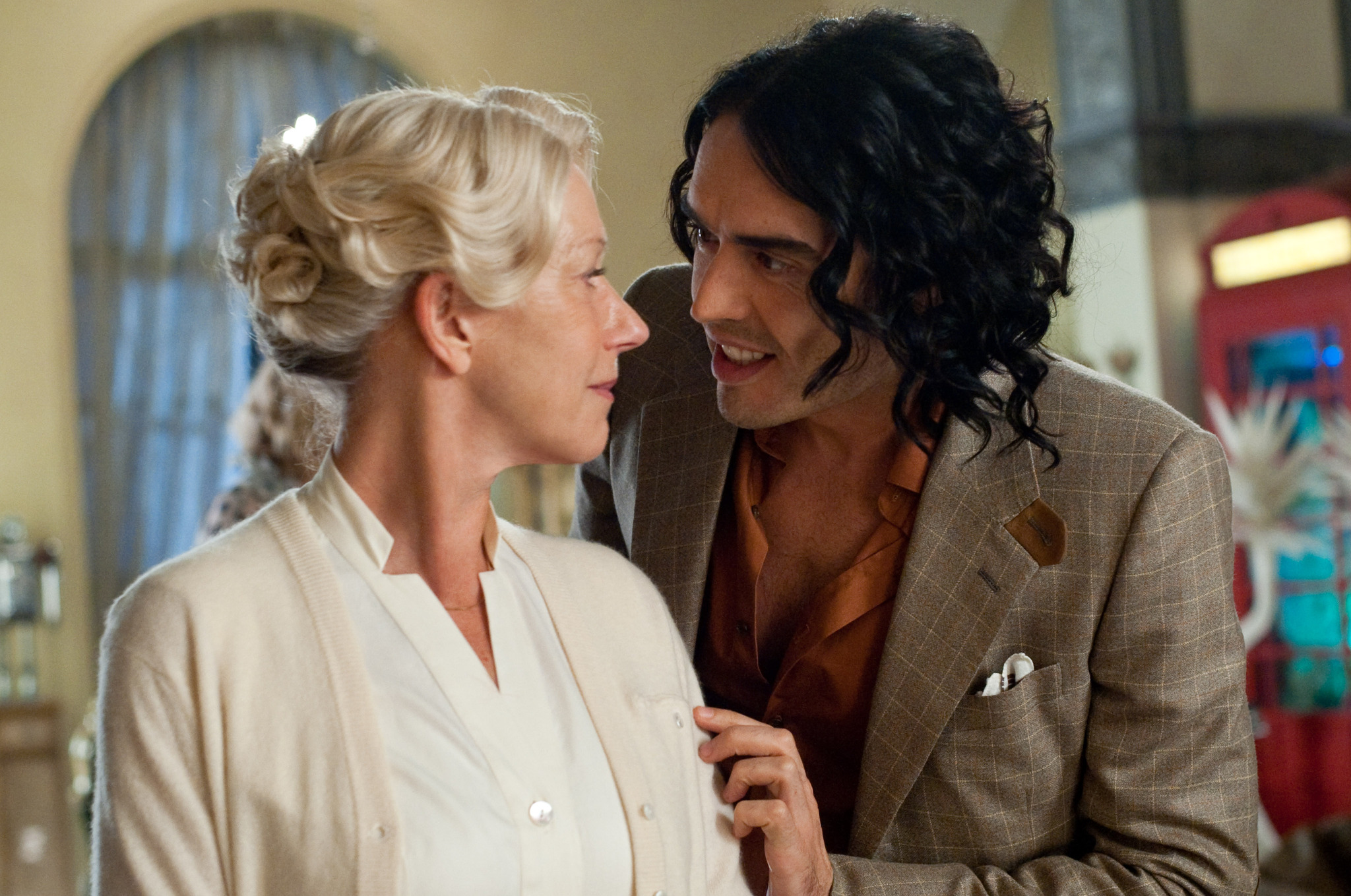 Still of Helen Mirren and Russell Brand in Arthur (2011)