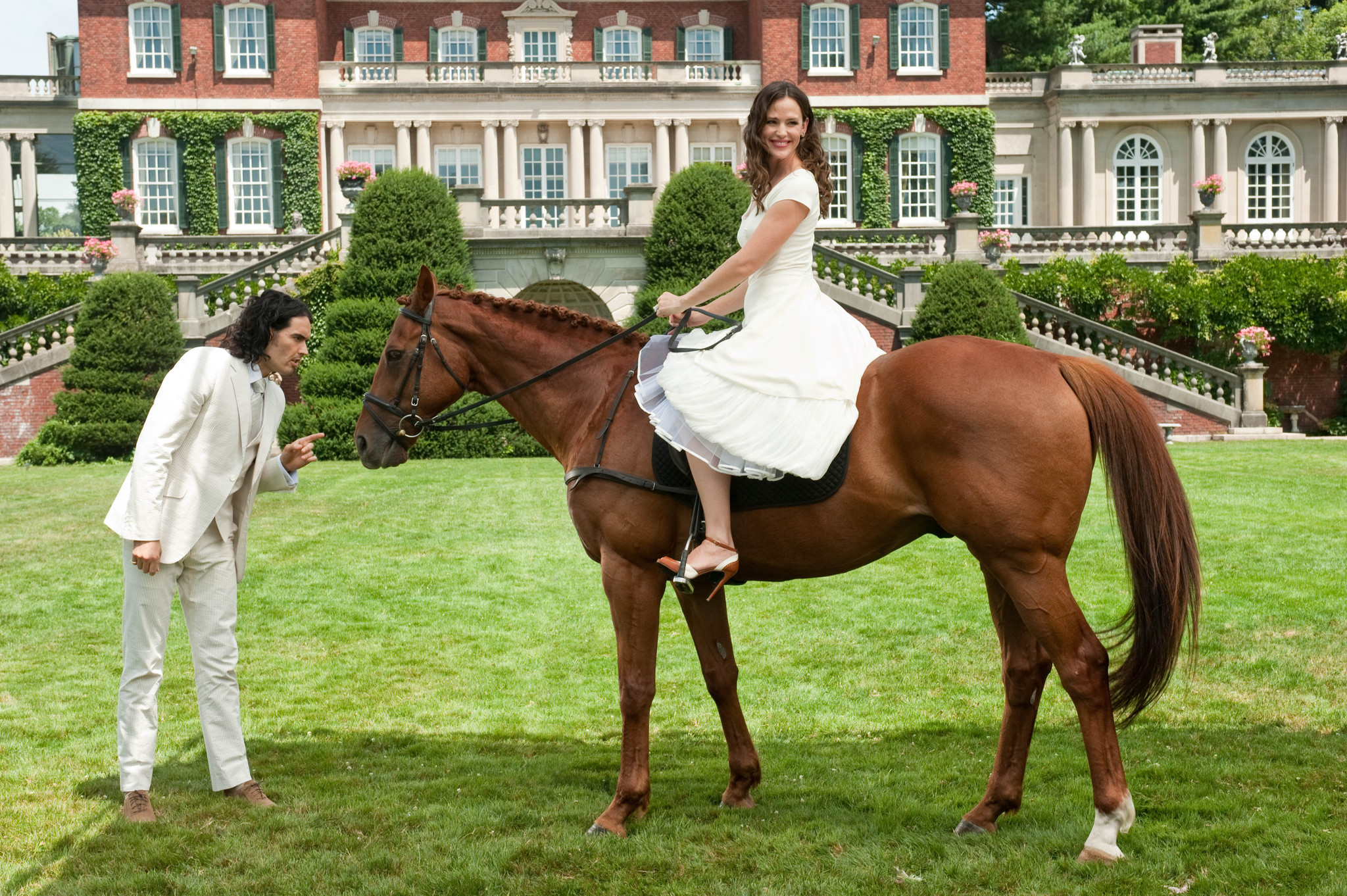 Still of Jennifer Garner and Russell Brand in Arthur (2011)