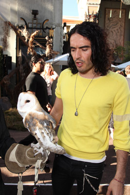 Russell Brand at event of Legend of the Guardians: The Owls of Ga'Hoole (2010)