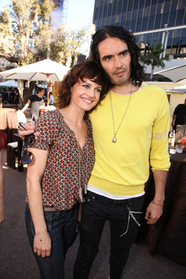 Carla Gugino and Russell Brand at event of Legend of the Guardians: The Owls of Ga'Hoole (2010)