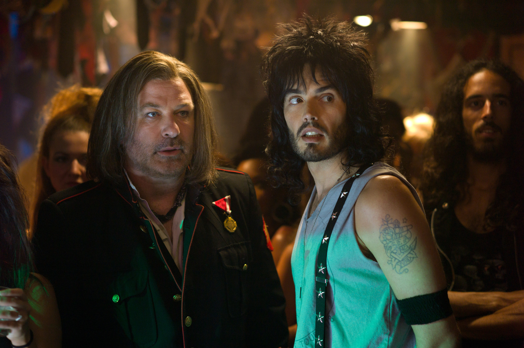 Still of Alec Baldwin and Russell Brand in Roko amzius (2012)