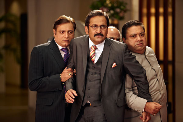 Still of Mahesh Manjrekar, Manoj Pahwa and Manoj Joshi in Ready (2011)