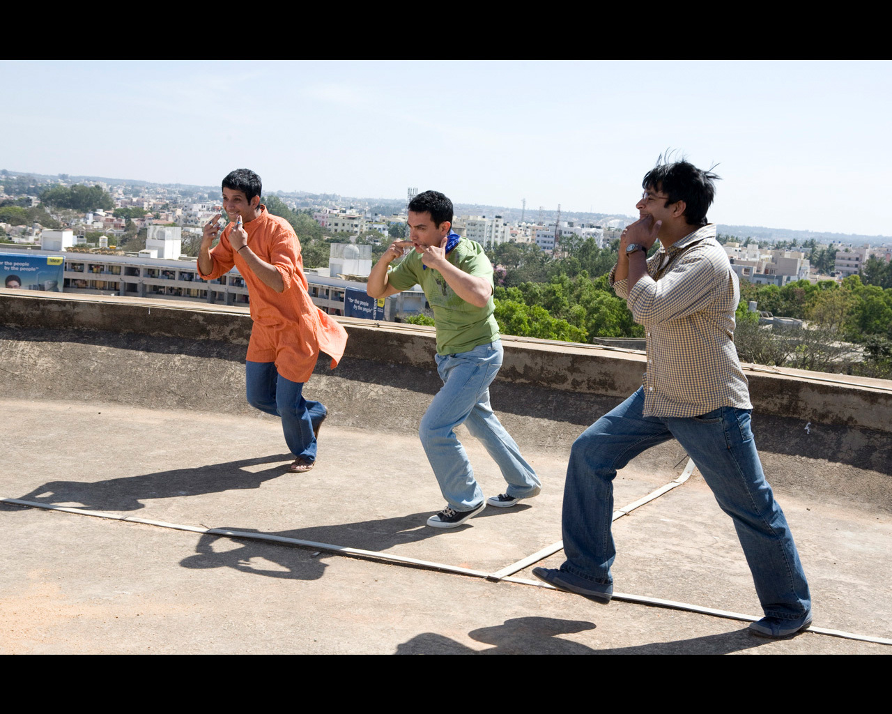 Still of Sharman Joshi, Aamir Khan and Madhavan in 3 Idiots (2009)