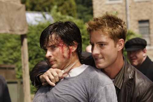 Still of Tom Welling and Justin Hartley in Smallville (2001)
