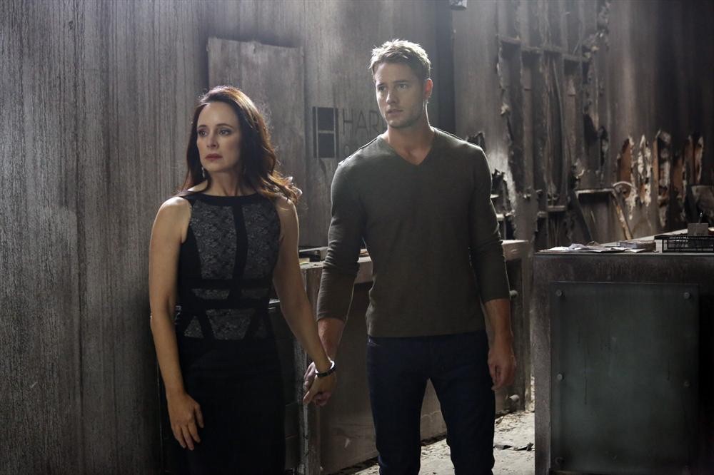 Still of Madeleine Stowe and Justin Hartley in Kerstas (2011)