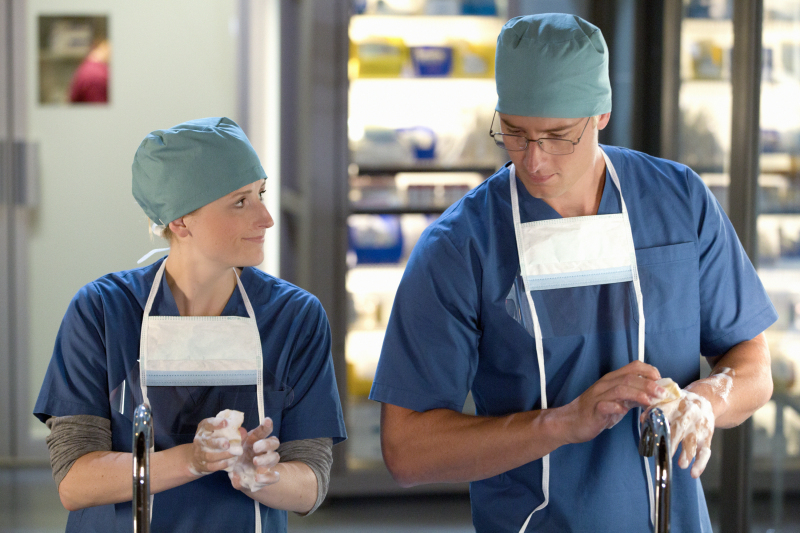 Still of Mamie Gummer and Justin Hartley in Emily Owens M.D. (2012)