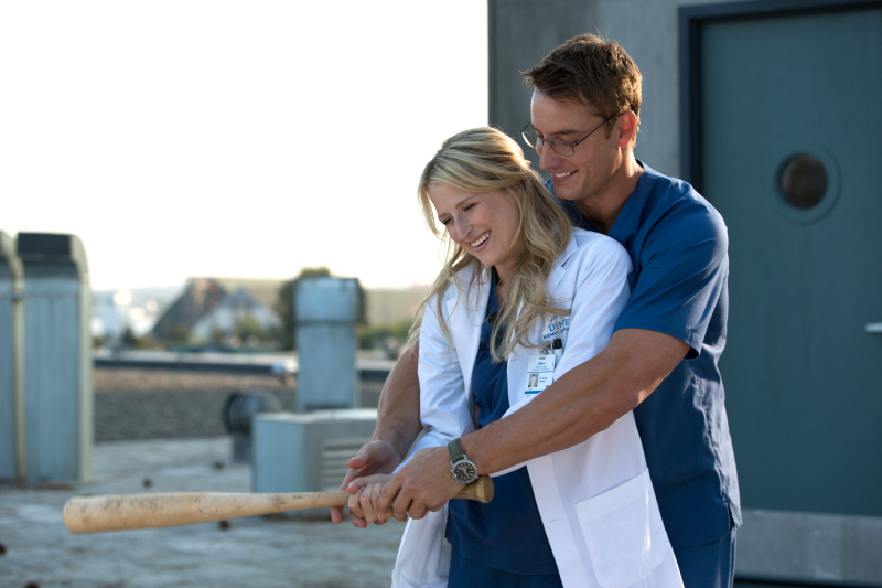 Still of Mamie Gummer and Justin Hartley in Emily Owens M.D. (2012)