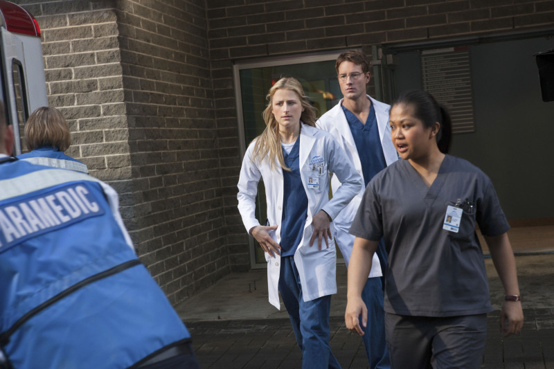 Still of Mamie Gummer and Justin Hartley in Emily Owens M.D.: Pilot (2012)