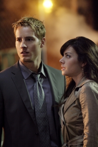 Still of Justin Hartley and Erica Durance in Smallville (2001)