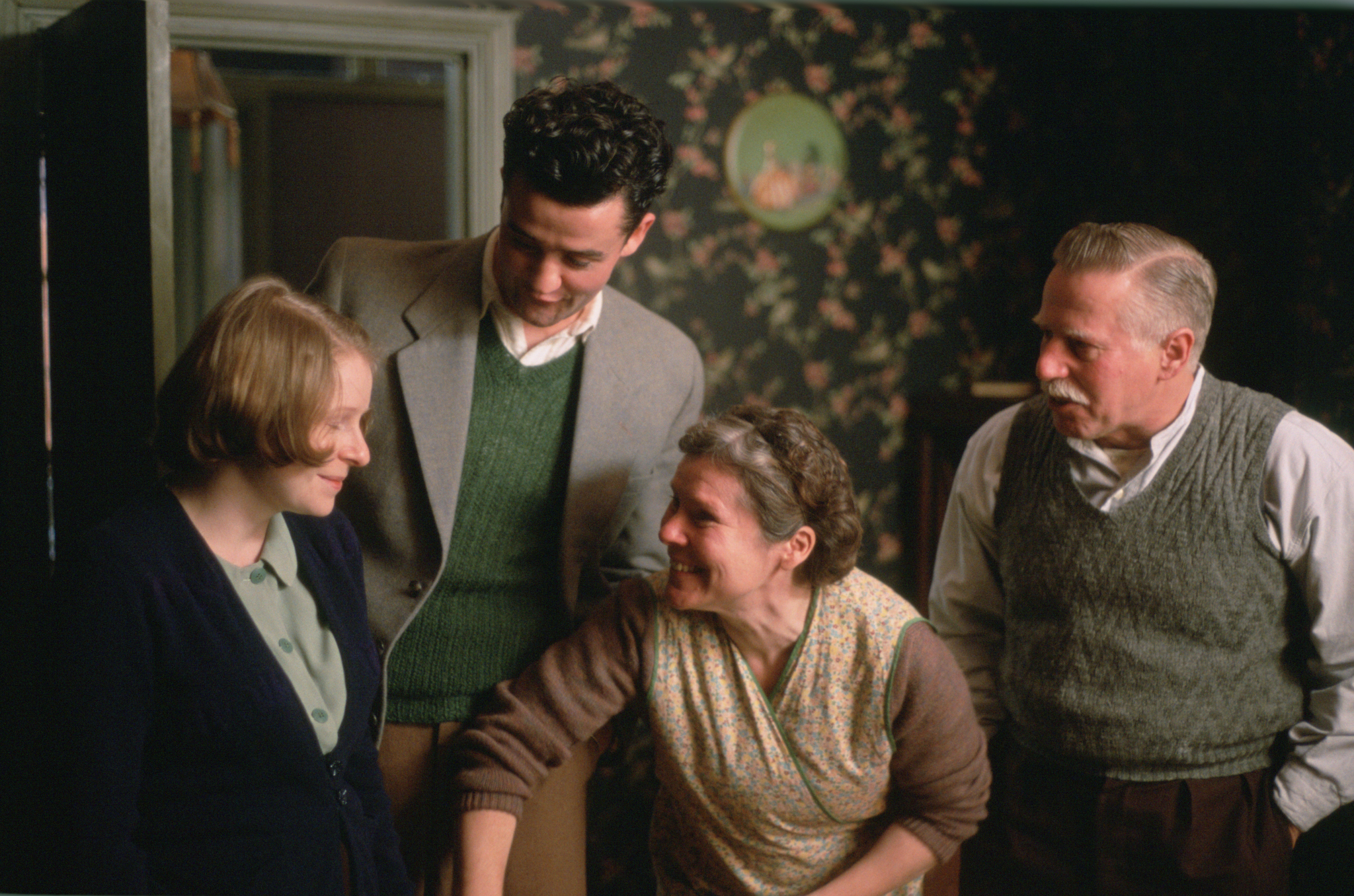 Still of Imelda Staunton, Philip Davis, Daniel Mays and Alex Kelly in Vera Drake (2004)