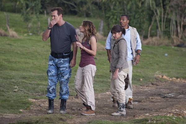 Still of Bruce Campbell, RonReaco Lee, Kiele Sanchez and Ilza Rosario in Burn Notice: The Fall of Sam Axe (2011)