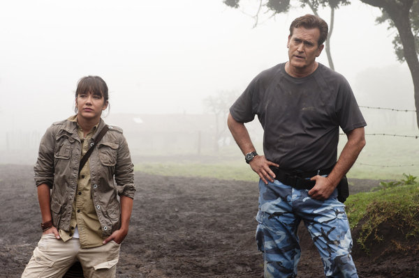 Still of Bruce Campbell and Ilza Rosario in Burn Notice: The Fall of Sam Axe (2011)