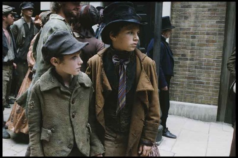 Still of Harry Eden and Barney Clark in Oliver Twist (2005)