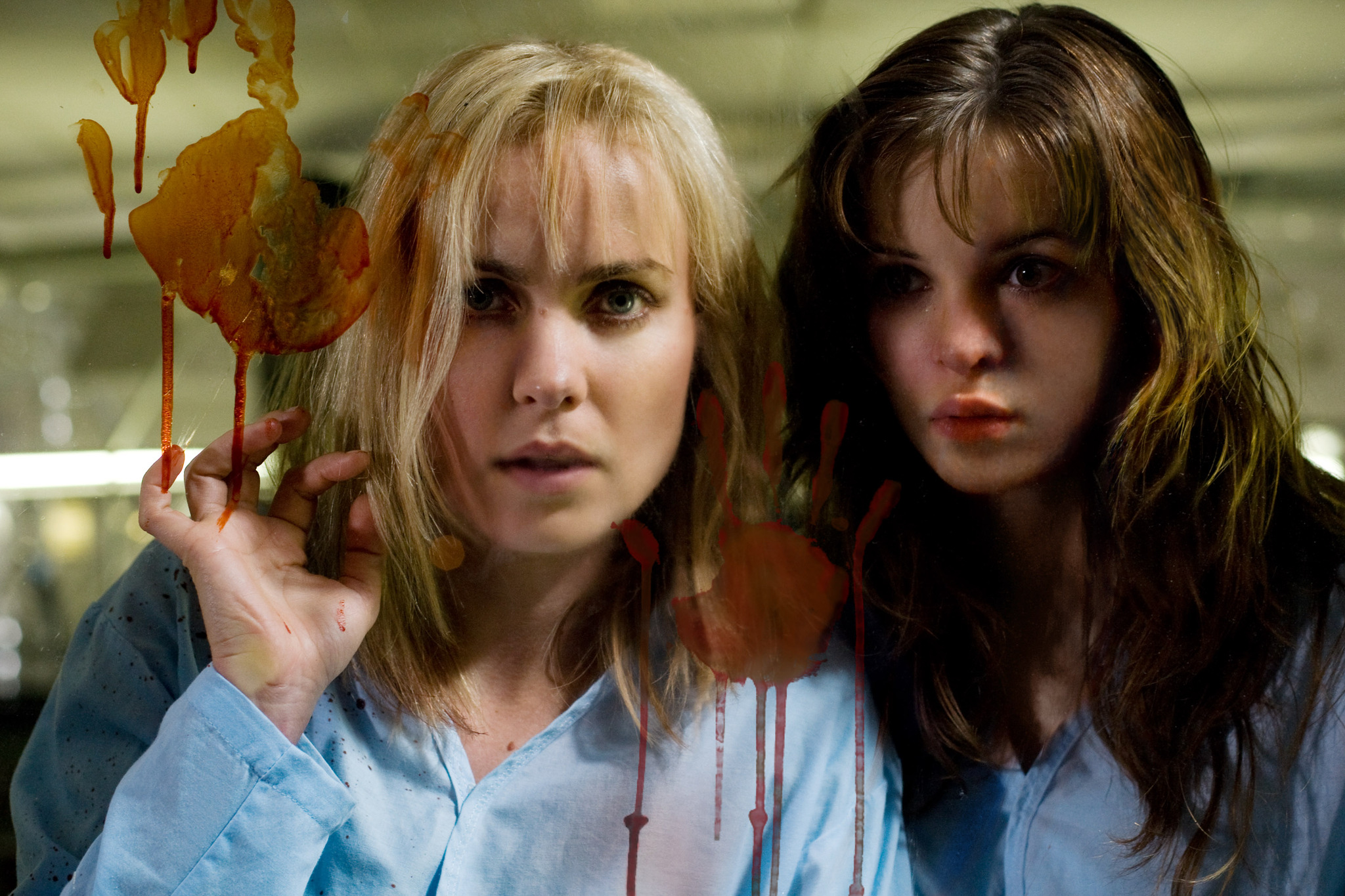 Still of Radha Mitchell and Danielle Panabaker in Beprociai (2010)