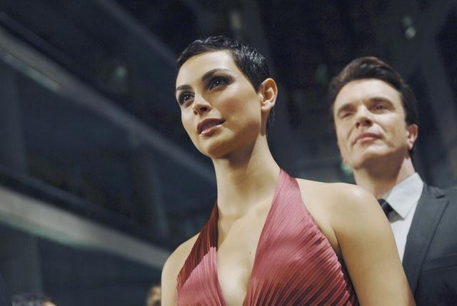 Still of Christopher Shyer and Morena Baccarin in V (2009)