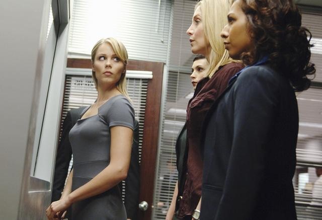 Still of Elizabeth Mitchell, Laura Vandervoort and Morena Baccarin in V (2009)