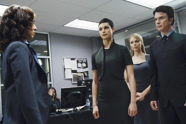 Still of Christopher Shyer, Laura Vandervoort and Morena Baccarin in V (2009)