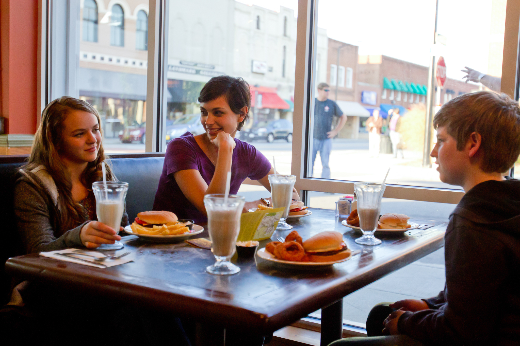 Still of Morena Baccarin, Jackson Pace and Morgan Saylor in Tevyne (2011)