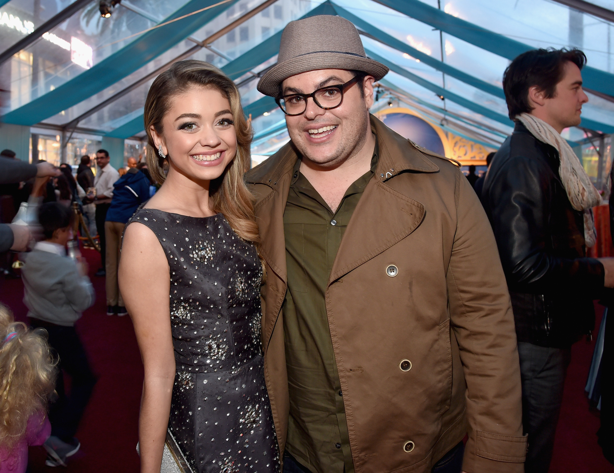 Sarah Hyland and Josh Gad at event of Pelene (2015)