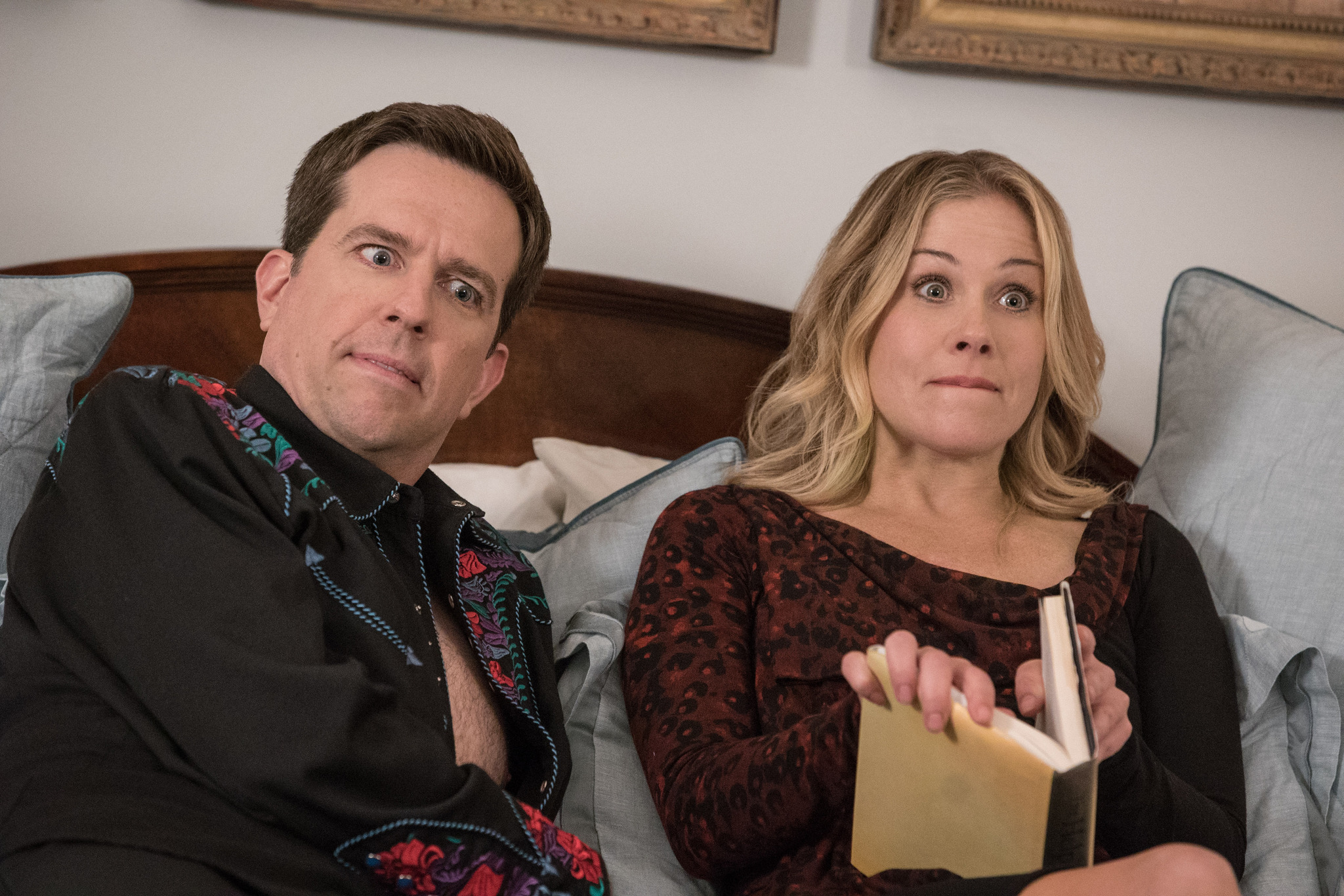 Still of Christina Applegate and Ed Helms in Kvaisu atostogos (2015)