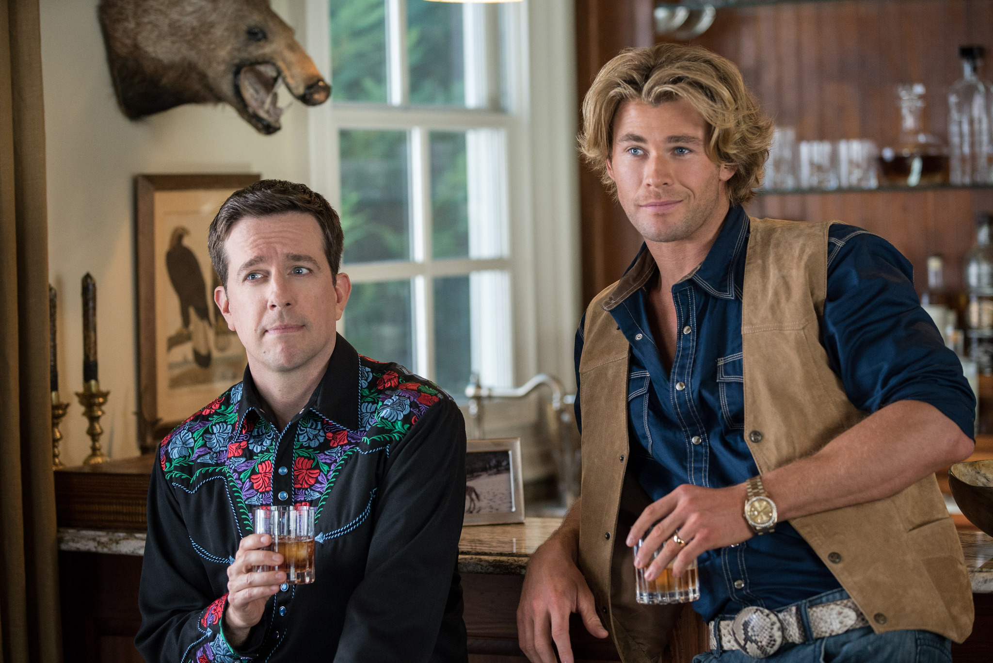 Still of Ed Helms and Chris Hemsworth in Kvaisu atostogos (2015)