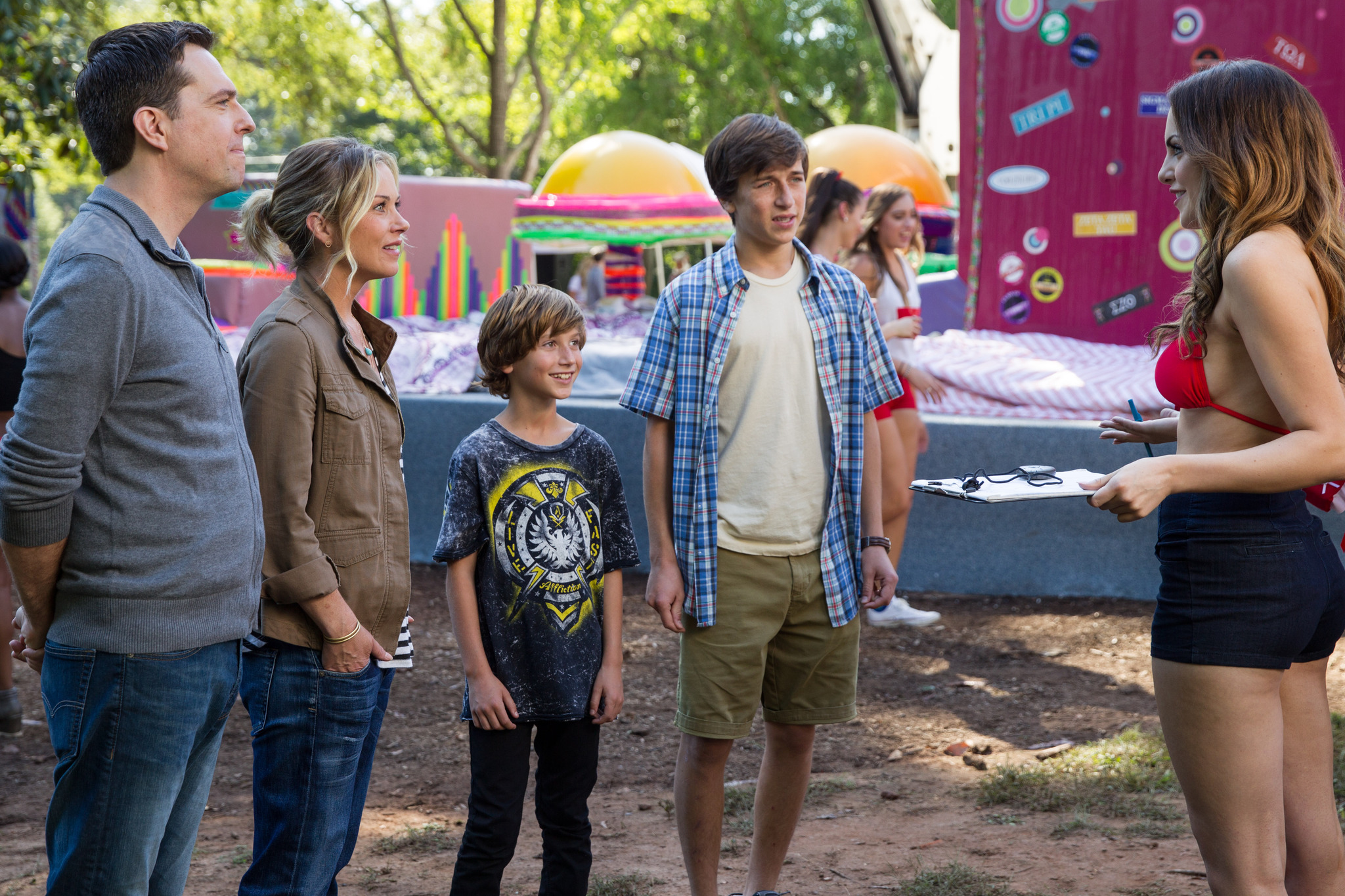 Still of Christina Applegate, Ed Helms, Skyler Gisondo, Catherine Missal and Steele Stebbins in Kvaisu atostogos (2015)