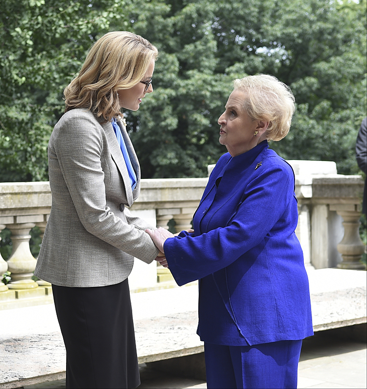 Still of Téa Leoni and Madeleine Albright in Madam Secretary (2014)