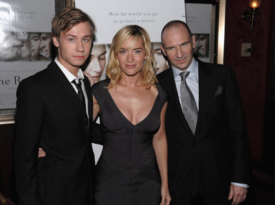 Ralph Fiennes, Kate Winslet and David Kross at event of Skaitovas (2008)