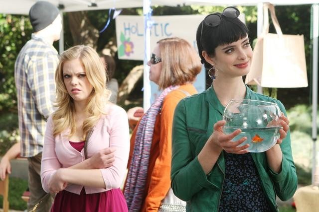 Still of Krysten Ritter and Dreama Walker in Don't Trust the B---- in Apartment 23 (2012)