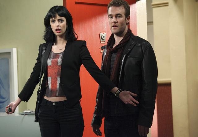 Still of James Van Der Beek and Krysten Ritter in Don't Trust the B---- in Apartment 23 (2012)