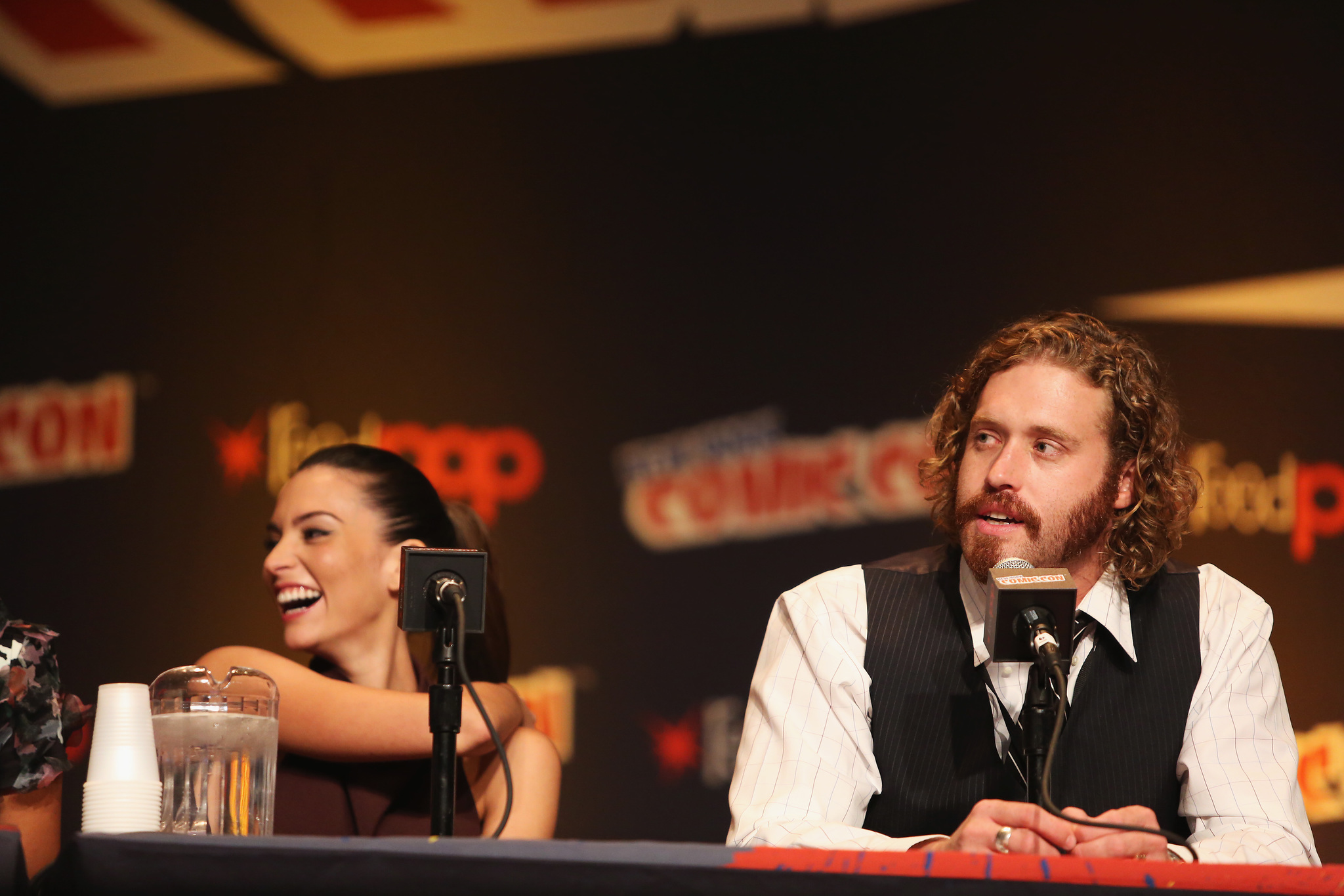 Genesis Rodriguez and T.J. Miller at event of Galingasis 6 (2014)