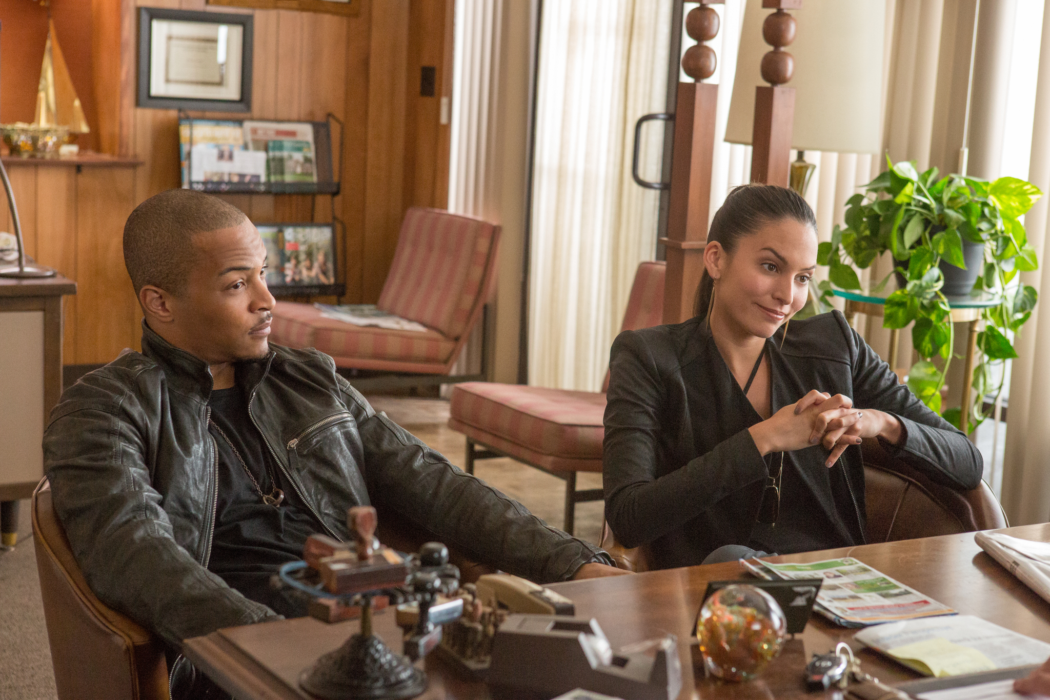 Still of Genesis Rodriguez and T.I. in Tapatybes vagile (2013)